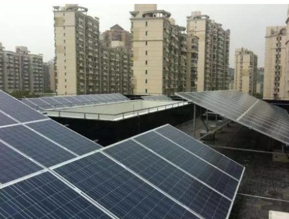 廠房屋頂全部由光伏組件構(gòu)成 廠房屋頂全部由光伏組件構(gòu)成